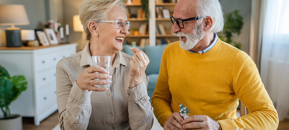 Czy seniorzy mogą zażywać suplementy? Jakie witaminy powinny brać starsze osoby?