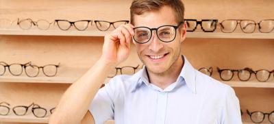 Kiedy wzrok szwankuje – lepiej wybrać soczewki kontaktowe czy okulary?